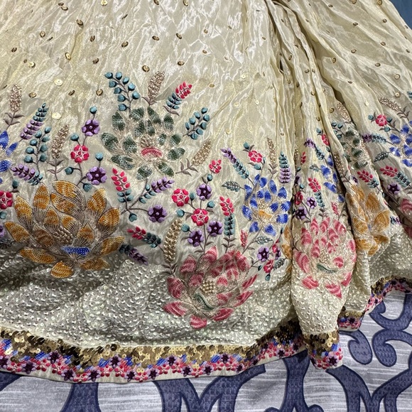 It would fit XS to M size. Both top and bottom are adjustable. - Picture 3 of 5